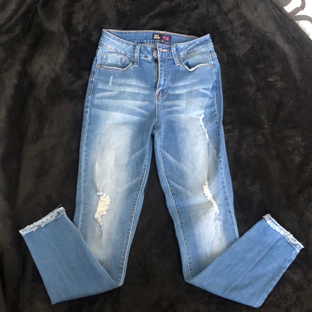 High wasted jeans with trimmed edges